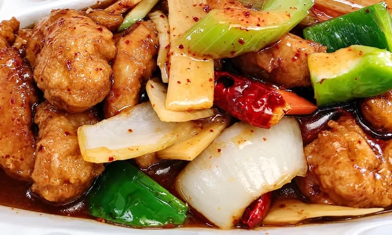 General Tso's chicken with green peppers, bamboo and dried chilies